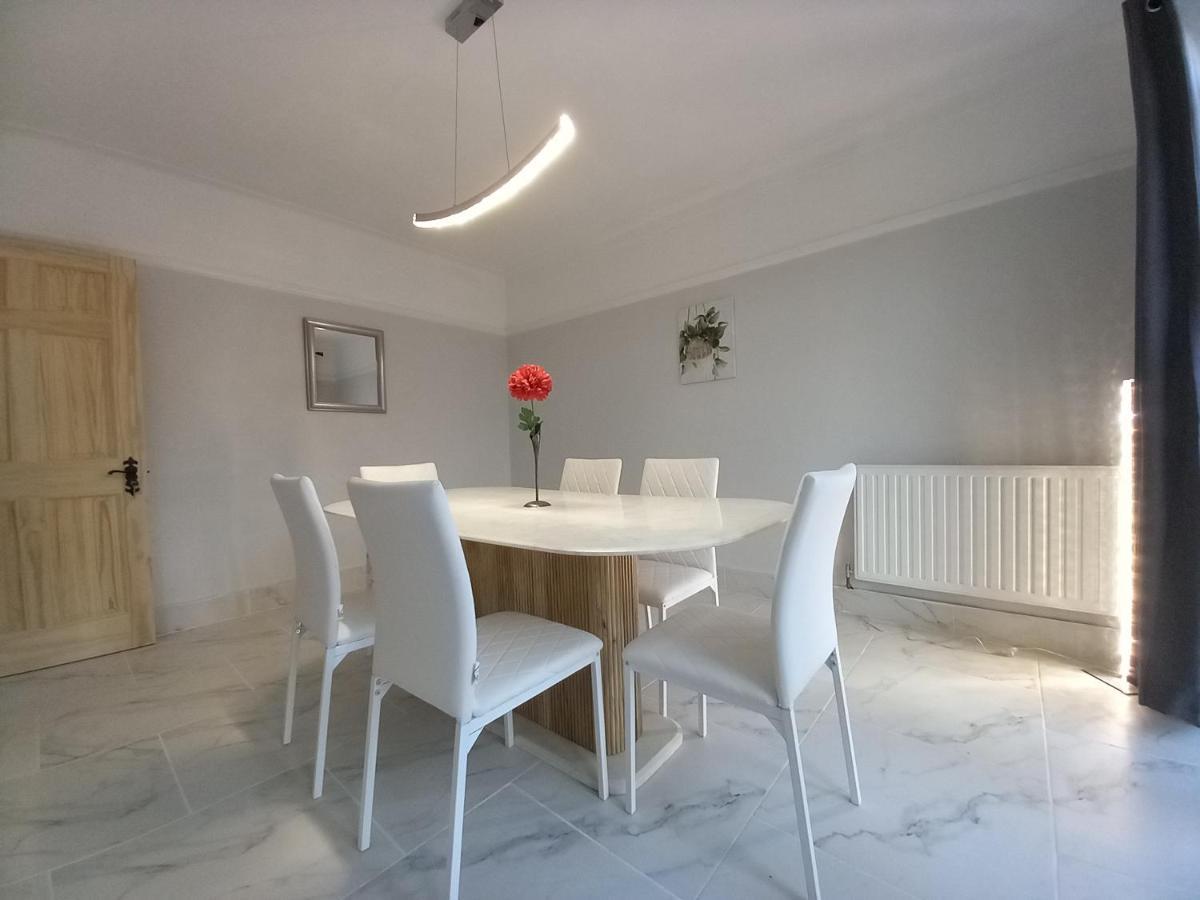 Surbiton Home With Free Parkings, Surbiton, Kingston Upon Thames, Surrey, Greater London Uk Extérieur photo
