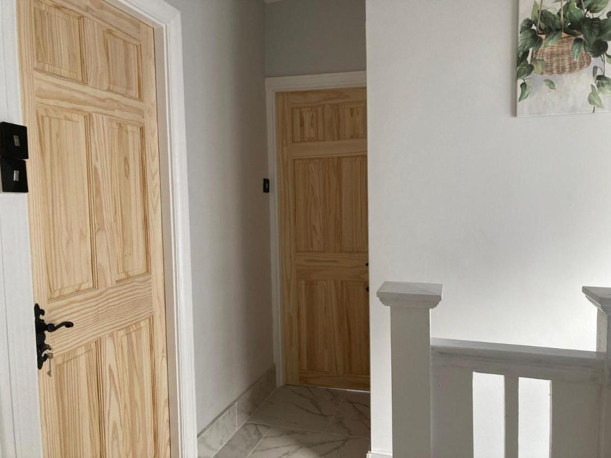Surbiton Home With Free Parkings, Surbiton, Kingston Upon Thames, Surrey, Greater London Uk Extérieur photo