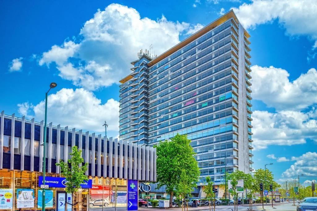 Surbiton Home With Free Parkings, Surbiton, Kingston Upon Thames, Surrey, Greater London Uk Extérieur photo