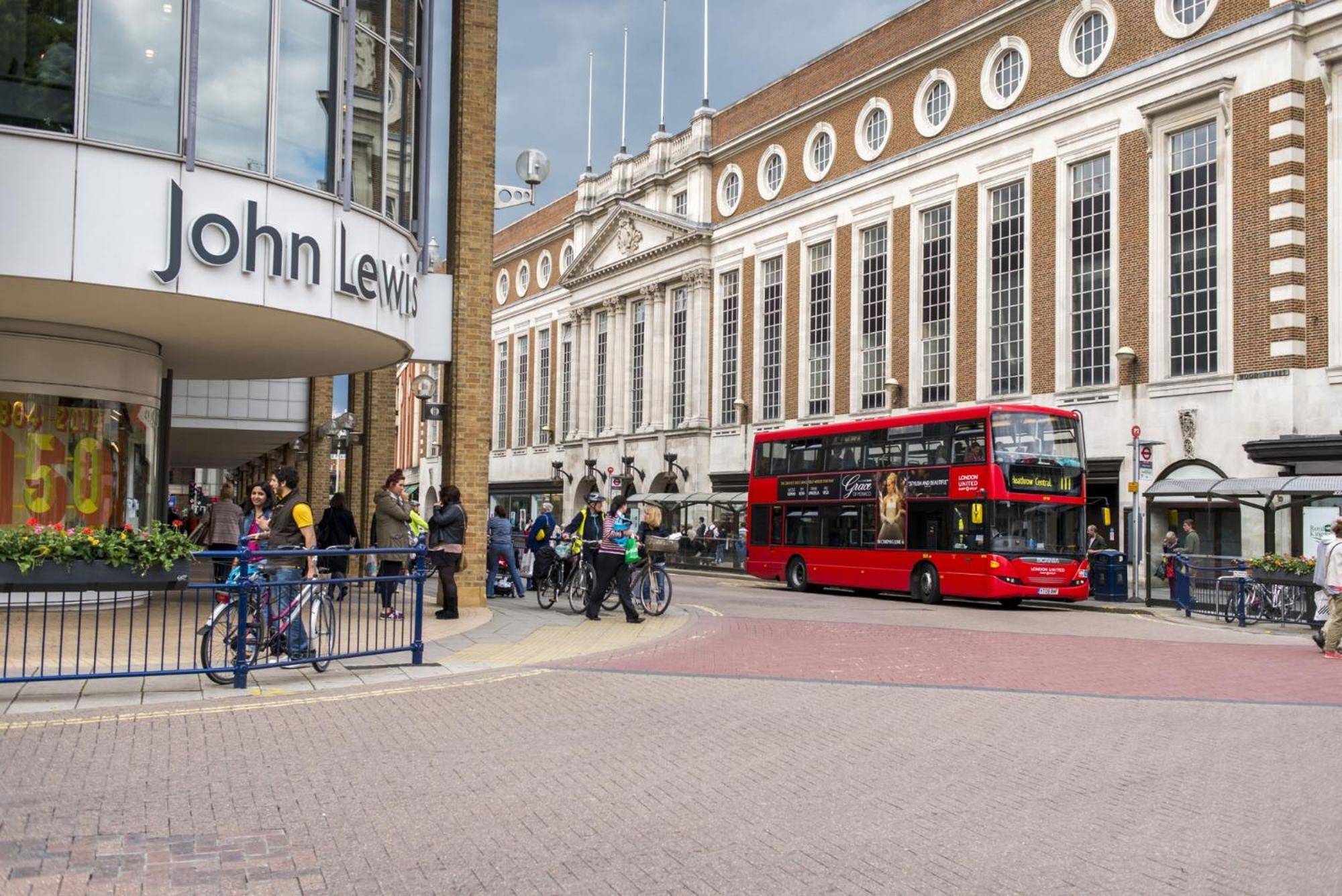 Surbiton Home With Free Parkings, Surbiton, Kingston Upon Thames, Surrey, Greater London Uk Extérieur photo
